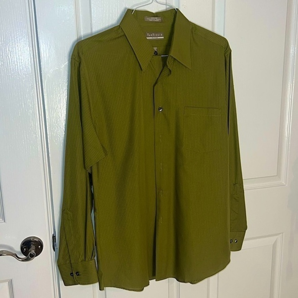 VAN HEUSEN GREEN LONG SLEEVED BUTTON UP. Like new. Size 34/35 neck 17